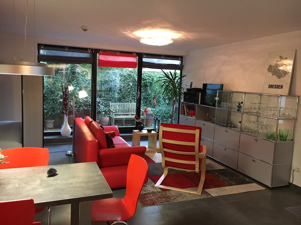 Moderne Einraumwohnung, ruhig / zentral gelegen.